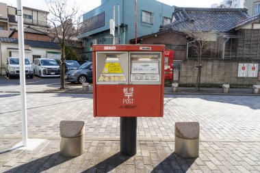 Tokyo, Japonya, Ocak 2024 Japon posta kutusu şehir merkezindeki bir caddenin kaldırımında.