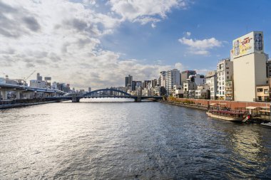 Tokyo, Japonya. Ocak 2024. Şehir merkezindeki Sumida Nehri 'nin panoramik manzarası