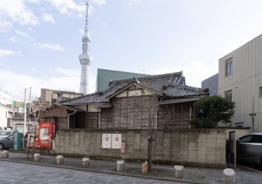 Tokyo, Japonya. Ocak 2024 şehir merkezinde Sumida Mahallesi 'nde tipik bir ahşap ev.