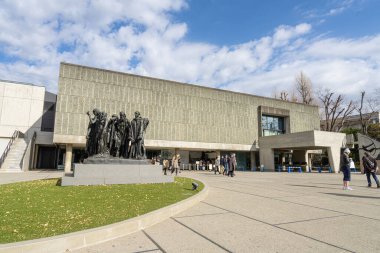 Tokyo, Japonya. Ocak 2024 Batı Sanatları Ulusal Müzesi 'nin şehir merkezindeki Ueno Park' taki dış görünüşü.