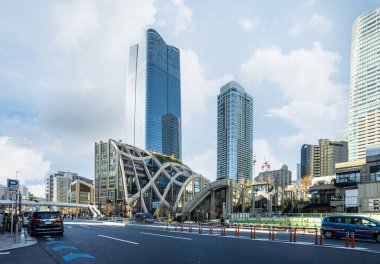 Tokyo, Japonya. 9 Ocak 2024 Azabudai Hills Garden Plaza alışveriş merkezinin dış görüntüsü.
