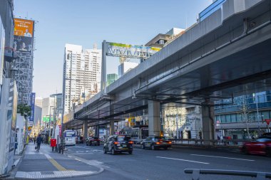 Tokyo, Japonya. 9 Ocak 2024. Şehir merkezinden bir viyadük geçiyor.