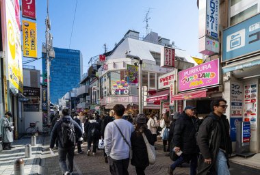 Tokyo, Japonya. 8 Ocak 2024. Şehir merkezindeki Takeshita caddesinde yürüyen kalabalık.