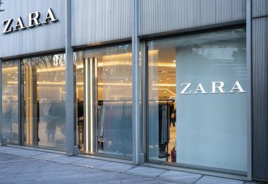 Tokyo, Japonya. 9 Ocak 2024. Şehir merkezindeki Zara marka mağazasının dış görünüşü