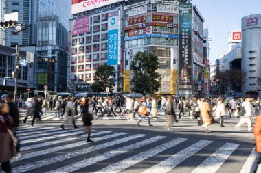 Tokyo, Japonya. 9 Ocak 2024 'te şehir merkezindeki Shibuya Scramble Geçidi' nde kalabalık toplandı.