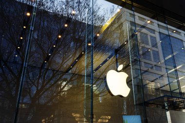 Tokyo, Japonya. 9 Ocak 2024. Şehir merkezindeki Apple marka mağazasının dış görünüşü