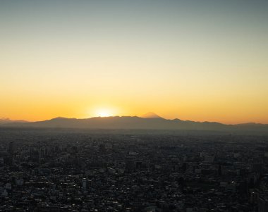 Tokyo, Japonya. 9 Ocak 2024. Fuji Dağı gün batımında şehir merkezinden görüldü.