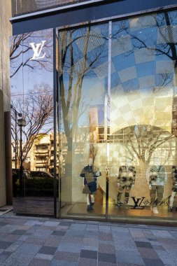 Tokyo, Japonya. 9 Ocak 2024. Şehir merkezindeki Louis Vuitton marka mağazasının dış görünüşü.