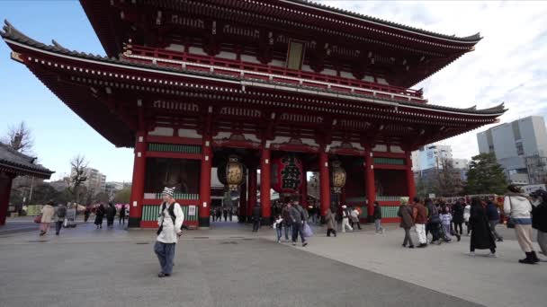 Tokyo Japon Janvier 2024 Foule Visiteurs Dirigeant Vers Entrée Temple — Video