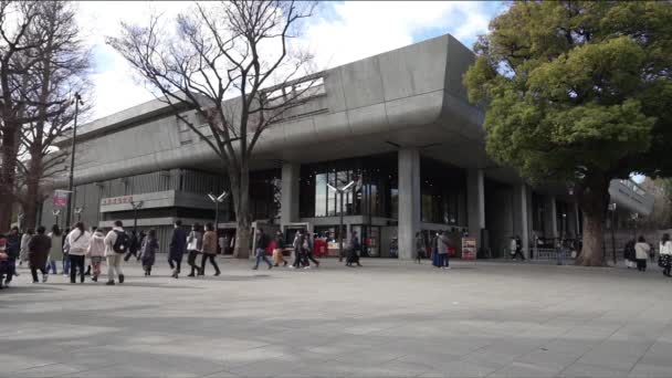 2024年1月7日 都心の上野公園にある東京文化館音楽図書館ビルから人々のゆっくりとしたモーションクリップ — ストック動画
