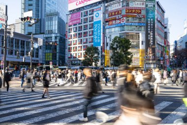 Tokyo, Japonya. 9 Ocak 2024 'te şehir merkezindeki Shibuya Scramble Geçidi' nde kalabalık toplandı.