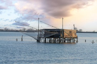Comacchio, İtalya. 25 Ocak 2024. Comacchio vadisindeki ahşap balıkçıların kulübelerinin panoramik manzarası.