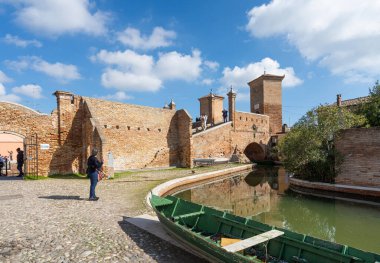 Comacchio, İtalya. 25 Şubat 2024 Trepponti Köprüsü şehir merkezinde.