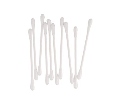 Şeffaf bir arkaplanda kulak temizleme çubukları