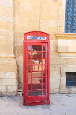 Valletta, Malta, Nisan 03, 2024. Şehir merkezinde eski bir telefon kulübesi.