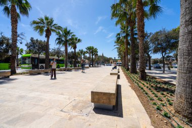 Valletta, Malta, 3 Nisan 2024. Şehir merkezindeki Kral Edward VII. Bulvar 'da halk yürüyüşü