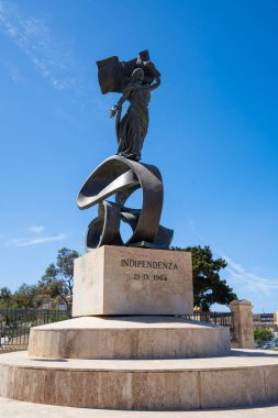 Valletta, Malta, Nisan 03, 2024. Şehir merkezindeki Maglio bahçelerinin girişindeki İngiliz yönetiminden bağımsızlığını kutlayan anıt.