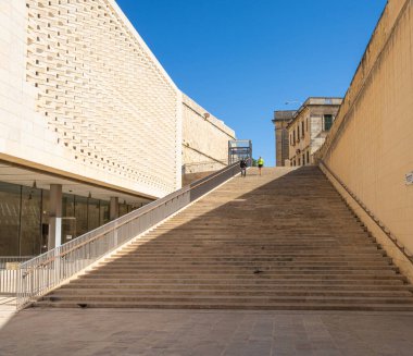 Valletta, Malta, 3 Nisan 2024. Malta parlamento binasının yanındaki büyük merdiven manzarası.