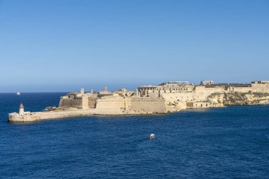 Valletta, Malta, Nisan 03, 2024 şehrin liman girişinin panoramik görüntüsü