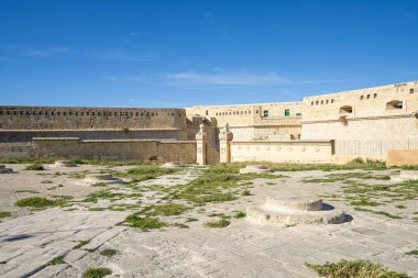 Valletta, Malta, Nisan 03, 2024 Fort St. Elm surlarının panoramik manzarası.