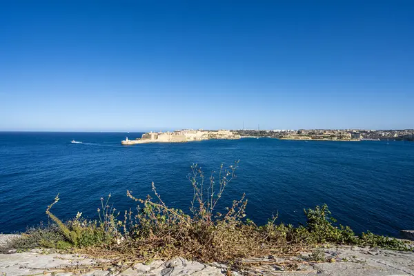 Valletta, Malta, Nisan 03, 2024 şehrin liman girişinin panoramik görüntüsü