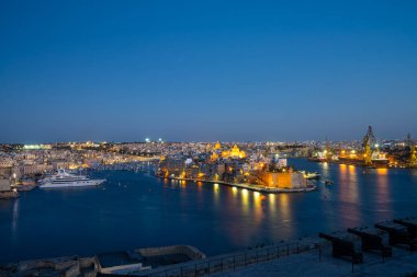 Valletta, Malta, Nisan 03, 2024. Gün batımında şehrin Grand Harbour manzarası.