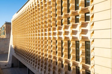 Valletta, Malta, Nisan 03, 2024 Malta şehir merkezindeki parlamento binasının dış görünüşü.