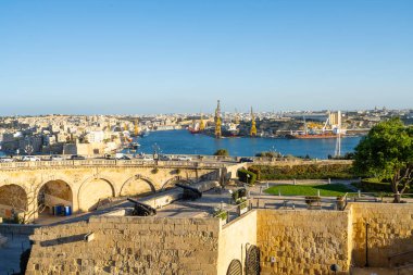 Valletta, Malta, Nisan 03, 2024 şehrin kalelerinden günbatımına kadar panoramik görüntüler