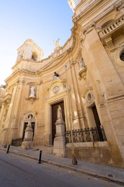 Valletta, Malta, Nisan 03, 2024 Saint Dominic Kilisesi 'nin şehir merkezindeki dış görünüşü.