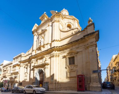 Valletta, Malta, Nisan 03, 2024 St. Nicholas Rum Ortodoks Kilisesi 'nin şehir merkezindeki dış görünüşü.