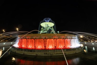 Valletta, Malta, Nisan 03, 2024. Şehrin tarihi merkezindeki Triton Çeşmesi.