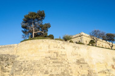 Valletta, Malta, Nisan 03, 2024. Şehir merkezini çevreleyen antik surların manzarası.