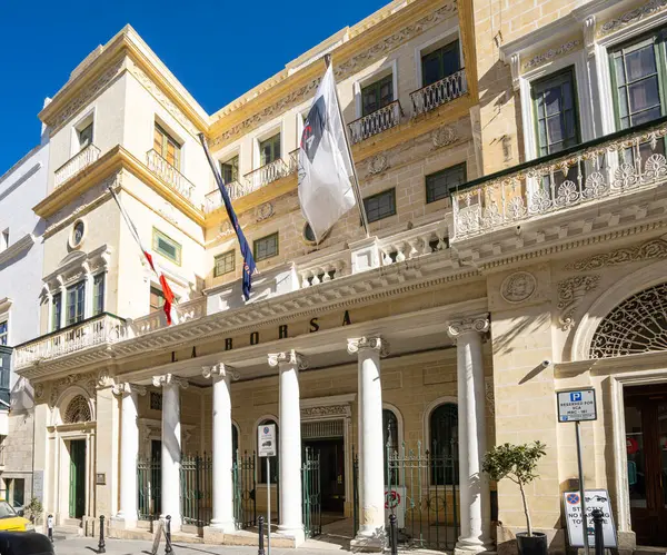 Valletta, Malta, Nisan 03, 2024 şehir merkezindeki La Borsa binasının dış görünüşü.