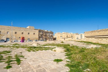 Valletta, Malta, Nisan 03, 2024. Şehir merkezindeki St. Elmo kalesinin çevre duvarlarının manzarası.