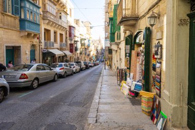 Valletta, Malta, Nisan 03, 2024 şehir merkezindeki tipik sokak aralarındaki hayata bakış.