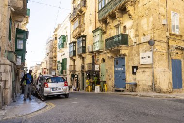 Valletta, Malta, Nisan 03, 2024 şehir merkezindeki tipik sokak aralarındaki hayata bakış.
