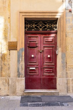 Valletta, Malta, Nisan 03, 2024 şehir merkezindeki evlerin tipik giriş kapılarının dış görüntüsü.