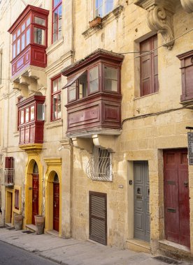 Valletta, Malta, Nisan 03, 2024. Şehir merkezindeki eski binaların tipik ahşap balkon manzarası.