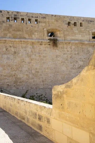 Valletta, Malta, Nisan 03, 2024. Şehir merkezindeki St. Elmo kalesinin çevre duvarlarının manzarası.