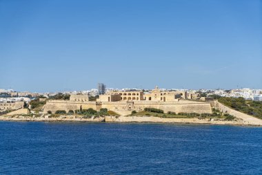 Valletta, Malta, Nisan 03, 2024 Valletta 'dan antik Fort Manoel' in panoramik manzarası