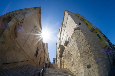 Valletta, Malta, Nisan 03, 2024 şehir merkezindeki Old Teather Caddesi merdivenlerinin panoramik manzarası