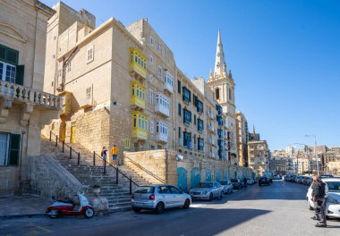 Valletta, Malta, Nisan 03, 2024. Şehir merkezindeki eski binaların tipik ahşap balkon manzarası.