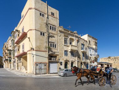 Valletta, Malta, Nisan 03, 2024 Güneşli bir günde şehrin tarihi merkezinin eski binaları.
