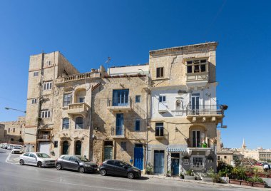 Valletta, Malta, Nisan 03, 2024 Güneşli bir günde şehrin tarihi merkezinin eski binaları.