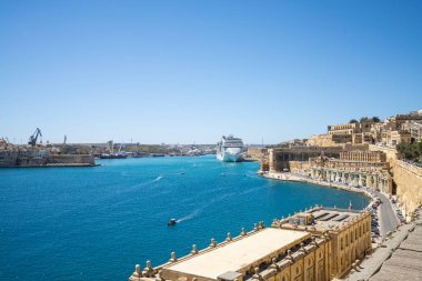 Valletta, Malta, 3 Nisan 2024. Barrakka Aşağı Bahçe 'den büyük limanın panoramik manzarası