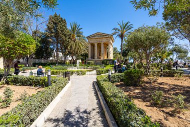 Valletta, Malta, Nisan 03, 2024. Kentin merkezindeki Aşağı Barrakka Bahçeleri 'ndeki Sir Alexander Ball anıtının manzarası.