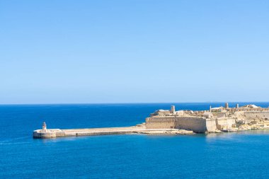 Valletta, Malta, Nisan 03, 2024 şehrin liman girişinin panoramik görüntüsü