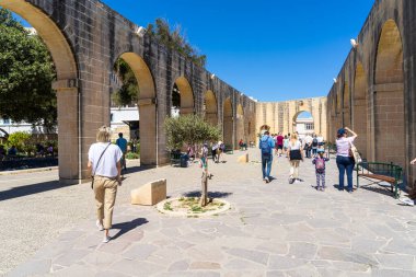 Valletta, Malta, Nisan 03, 2024 St. Christopher Bastion sütununun şehir merkezindeki Aşağı Barrakka Bahçeleri manzarası.