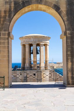 Valletta, Malta, 3 Nisan 2024. Şehir merkezindeki Kuşatma Çanı Savaş Anıtı manzarası