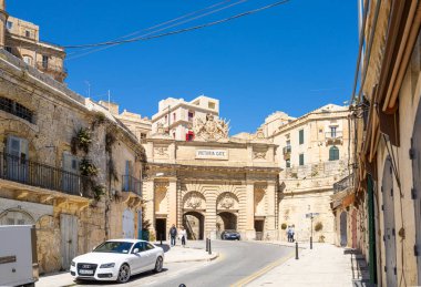 Valletta, Malta, Nisan 03, 2024. Şehir merkezindeki Victoria Kapısı manzarası.